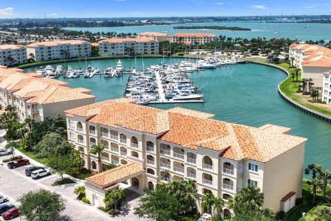 Condo in Hutchinson Island South, Florida, 2 bedrooms № 2081948 - photo 10
