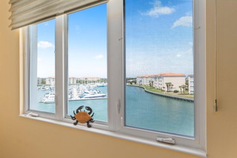 Condo in Hutchinson Island South, Florida, 2 bedrooms № 2081948 - photo 28