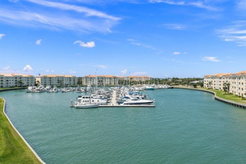 Condo in Hutchinson Island South, Florida, 2 bedrooms № 2081948 - photo 2