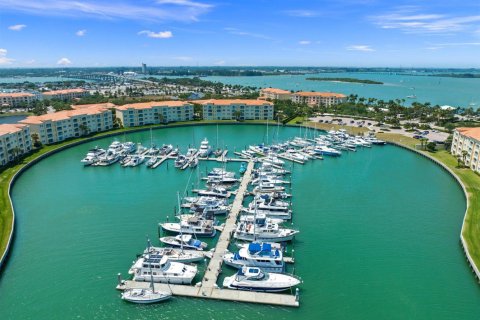 Condo in Hutchinson Island South, Florida, 2 bedrooms № 2081948 - photo 8