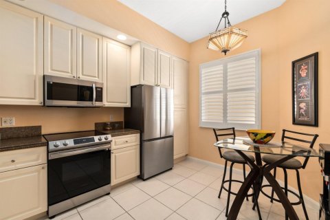 Condo in Hutchinson Island South, Florida, 2 bedrooms № 2081948 - photo 25