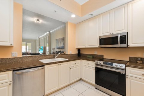 Condo in Hutchinson Island South, Florida, 2 bedrooms № 2081948 - photo 24