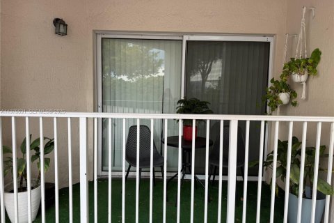 Condo in Doral, Florida, 3 bedrooms  № 2044513 - photo 11