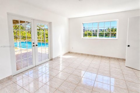 House in Miami, Florida 4 bedrooms, 163.79 sq.m. № 2074765 - photo 8