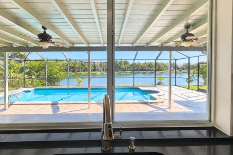 House in Miami, Florida 4 bedrooms, 163.79 sq.m. № 2074765 - photo 14