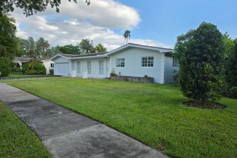 House in Miami, Florida 4 bedrooms, 163.79 sq.m. № 2074765 - photo 3