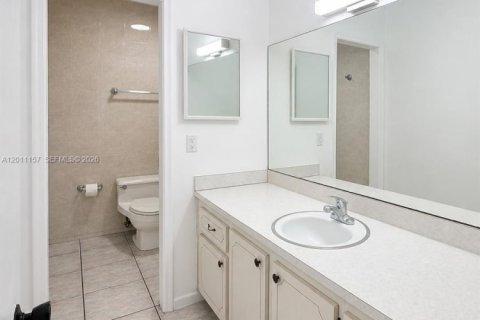 House in Miami, Florida 4 bedrooms, 163.79 sq.m. № 2074765 - photo 11