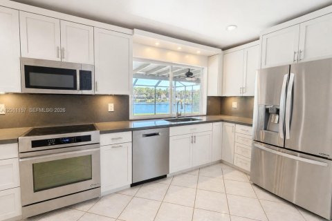 House in Miami, Florida 4 bedrooms, 163.79 sq.m. № 2074765 - photo 12