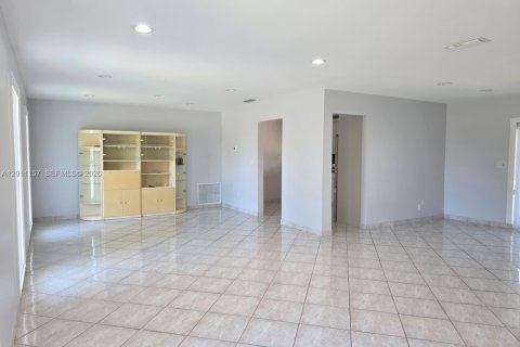 House in Miami, Florida 4 bedrooms, 163.79 sq.m. № 2074765 - photo 6