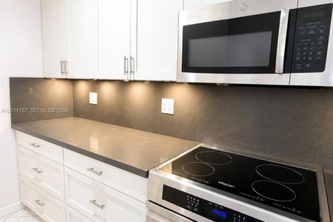 House in Miami, Florida 4 bedrooms, 163.79 sq.m. № 2074765 - photo 13