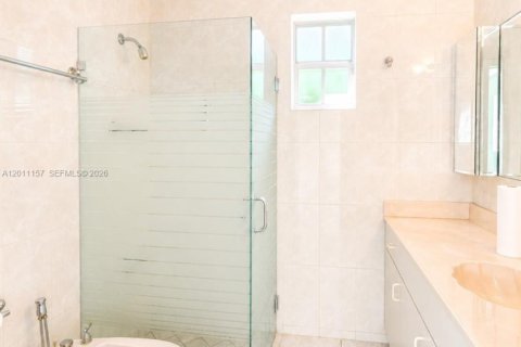 House in Miami, Florida 4 bedrooms, 163.79 sq.m. № 2074765 - photo 17