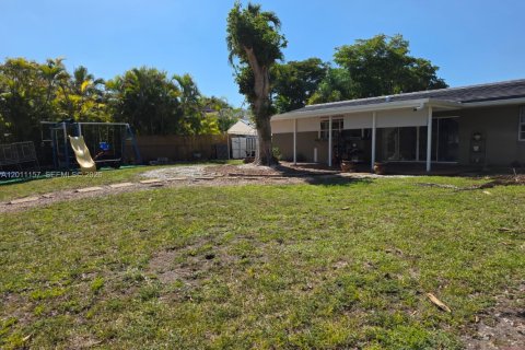 House in Miami, Florida 4 bedrooms, 163.79 sq.m. № 2074765 - photo 5