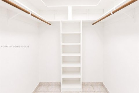 House in Miami, Florida 4 bedrooms, 163.79 sq.m. № 2074765 - photo 10