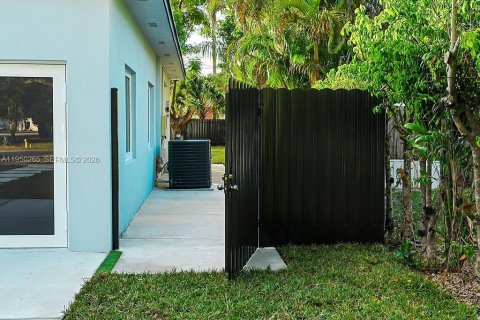 Casa en venta en Miami Springs, Florida, 5 dormitorios, 262.36 m2 № 2006399 - foto 5
