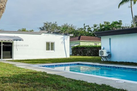 Casa en venta en Miami Springs, Florida, 5 dormitorios, 262.36 m2 № 2006399 - foto 2