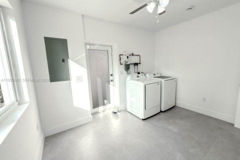 Casa en venta en Miami Springs, Florida, 5 dormitorios, 262.36 m2 № 2006399 - foto 25