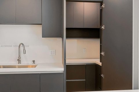 Casa en venta en Miami Springs, Florida, 5 dormitorios, 262.36 m2 № 2006399 - foto 16