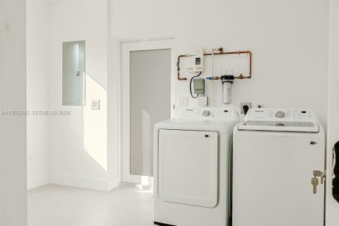 Casa en venta en Miami Springs, Florida, 5 dormitorios, 262.36 m2 № 2006399 - foto 26