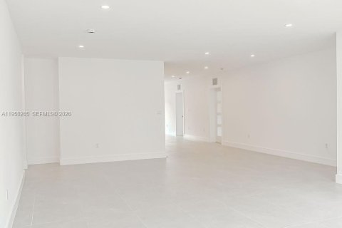 Casa en venta en Miami Springs, Florida, 5 dormitorios, 262.36 m2 № 2006399 - foto 10