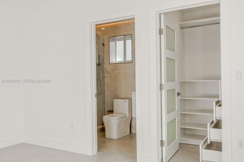 Casa en venta en Miami Springs, Florida, 5 dormitorios, 262.36 m2 № 2006399 - foto 29