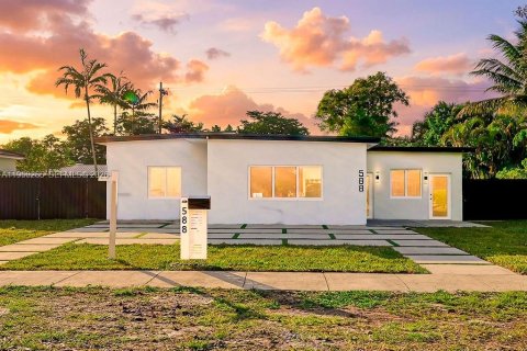 Casa en Miami Springs, Florida 5 dormitorios, 262.36 m2 № 2006399
