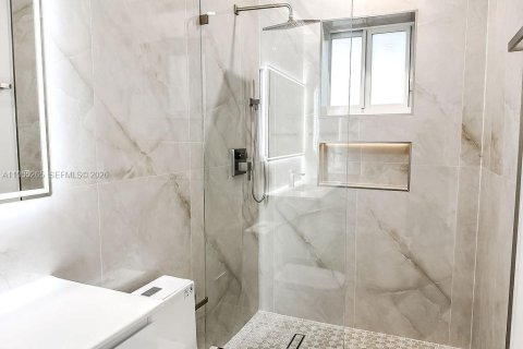 Casa en venta en Miami Springs, Florida, 5 dormitorios, 262.36 m2 № 2006399 - foto 23