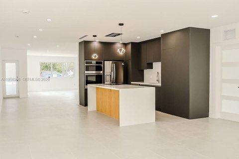 Casa en venta en Miami Springs, Florida, 5 dormitorios, 262.36 m2 № 2006399 - foto 14