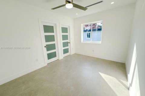 Casa en venta en Miami Springs, Florida, 5 dormitorios, 262.36 m2 № 2006399 - foto 28