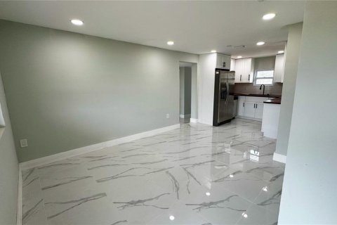 Villa ou maison à louer à Englewood, Floride: 2 chambres, 98.85 m2 № 2386521 - photo 17