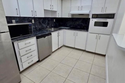 Condominio en alquiler en Sunny Isles Beach, Florida, 1 dormitorio, 92.9 m2 № 1995720 - foto 3