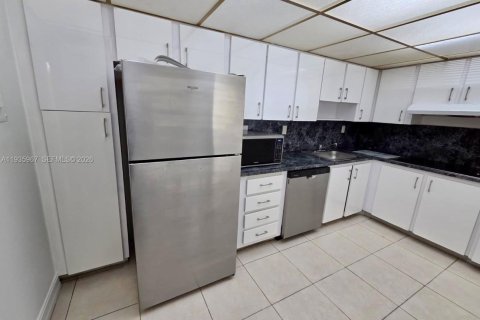 Condominio en alquiler en Sunny Isles Beach, Florida, 1 dormitorio, 92.9 m2 № 1995720 - foto 2