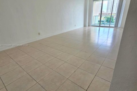 Condominio en alquiler en Sunny Isles Beach, Florida, 1 dormitorio, 92.9 m2 № 1995720 - foto 4