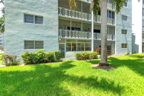 Copropriété à vendre à Hallandale Beach, Floride: 2 chambres, 101.45 m2 № 1940187 - photo 24