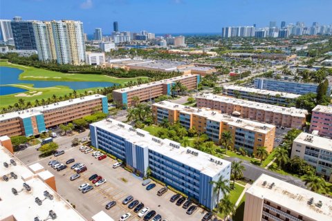 Copropriété à vendre à Hallandale Beach, Floride: 2 chambres, 101.45 m2 № 1940187 - photo 2
