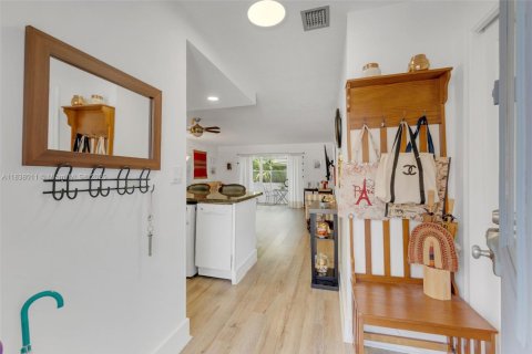 Copropriété à vendre à Hallandale Beach, Floride: 2 chambres, 101.45 m2 № 1940187 - photo 12