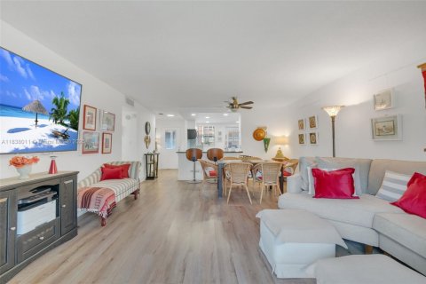 Copropriété à vendre à Hallandale Beach, Floride: 2 chambres, 101.45 m2 № 1940187 - photo 4