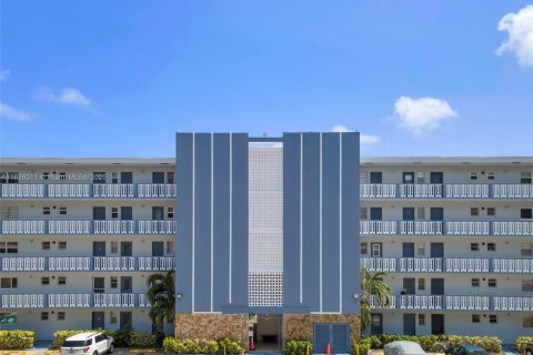 Copropriété à vendre à Hallandale Beach, Floride: 2 chambres, 101.45 m2 № 1940187 - photo 1