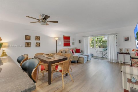 Copropriété à vendre à Hallandale Beach, Floride: 2 chambres, 101.45 m2 № 1940187 - photo 7