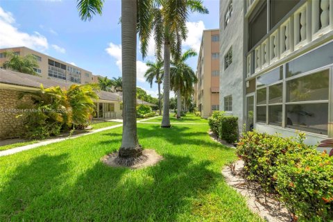 Copropriété à vendre à Hallandale Beach, Floride: 2 chambres, 101.45 m2 № 1940187 - photo 25
