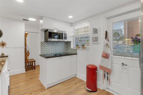 Copropriété à vendre à Hallandale Beach, Floride: 2 chambres, 101.45 m2 № 1940187 - photo 11