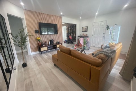 Casa en venta en Miami, Florida, 3 dormitorios, 97.55 m2 № 1983485 - foto 5