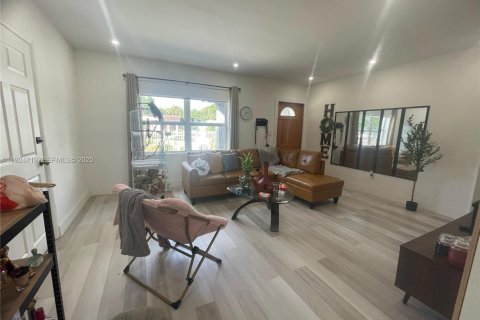 Casa en venta en Miami, Florida, 3 dormitorios, 97.55 m2 № 1983485 - foto 3