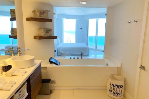 Condo in Miami Beach, Florida, 2 bedrooms  № 1936138 - photo 18