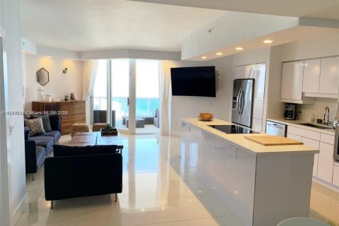 Condo in Miami Beach, Florida, 2 bedrooms  № 1936138 - photo 22