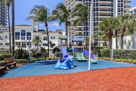 Condo in Miami Beach, Florida, 2 bedrooms  № 1936138 - photo 15