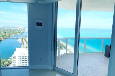Condo in Miami Beach, Florida, 2 bedrooms  № 1936138 - photo 27