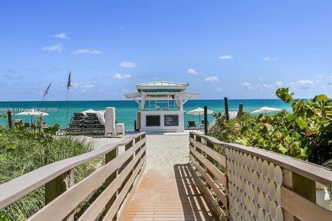 Condo in Miami Beach, Florida, 2 bedrooms  № 1936138 - photo 17