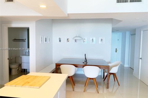 Condo in Miami Beach, Florida, 2 bedrooms  № 1936138 - photo 21