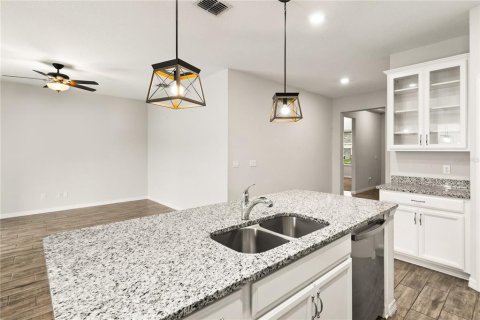House in Grand Island, Florida 3 bedrooms, 147.99 sq.m. № 1572602 - photo 12