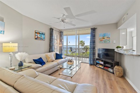 Condo in Hutchinson Island South, Florida, 2 bedrooms  № 1893524 - photo 4